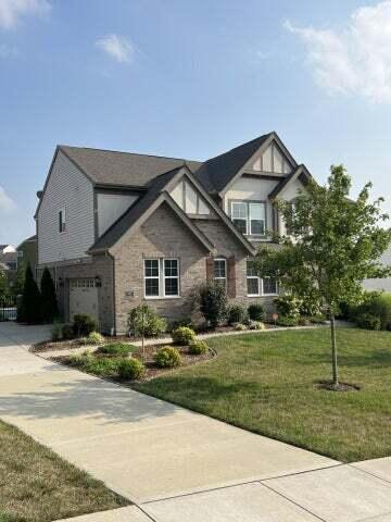 view of front facade featuring a garage and a front yard