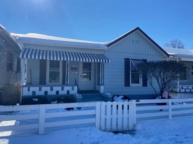 view of front of property with covered porch