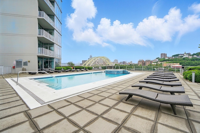 400 Riverboat Row Unit 605, Newport, KY 41071 - community pool with a patio area, a community hot tub, and a city view