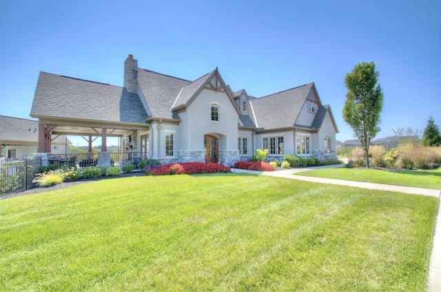 view of front of home featuring a front yard