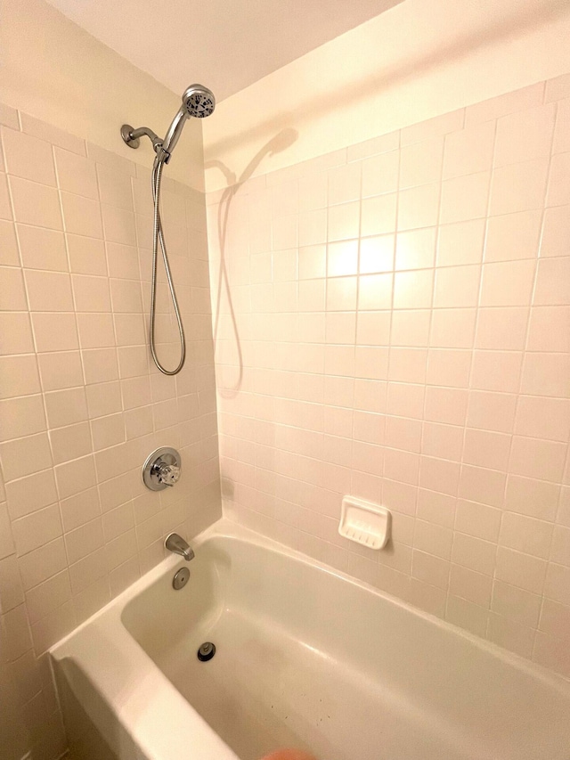 bathroom featuring tiled shower / bath combo