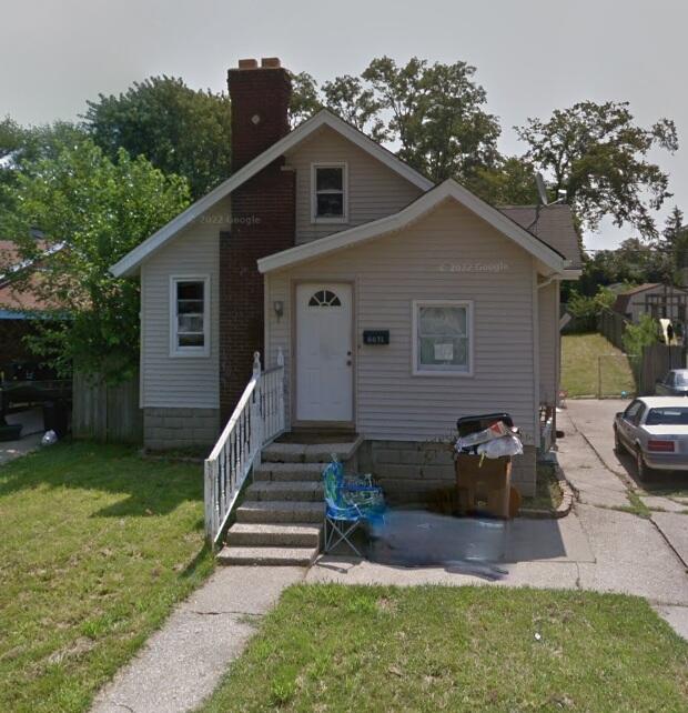 view of front of house featuring a front yard