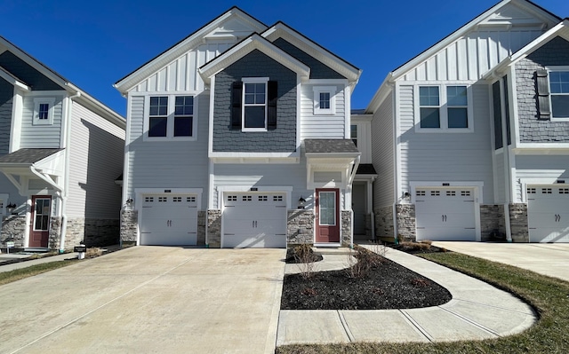 view of front facade featuring a garage