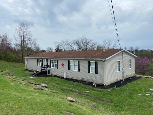 view of front of property with a front yard