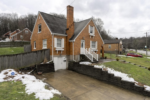 view of front of house featuring a front yard