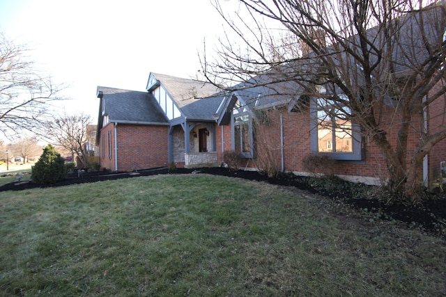 view of front of property featuring a front yard