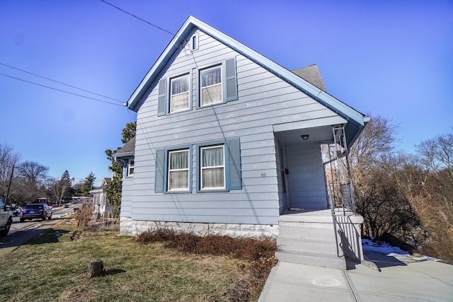 view of front of property featuring a front yard