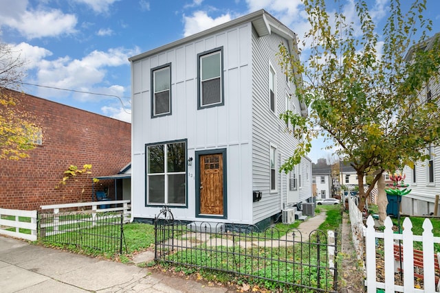 view of front of house with a front yard