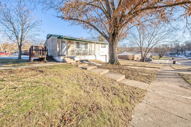 view of front facade with covered porch and a front lawn