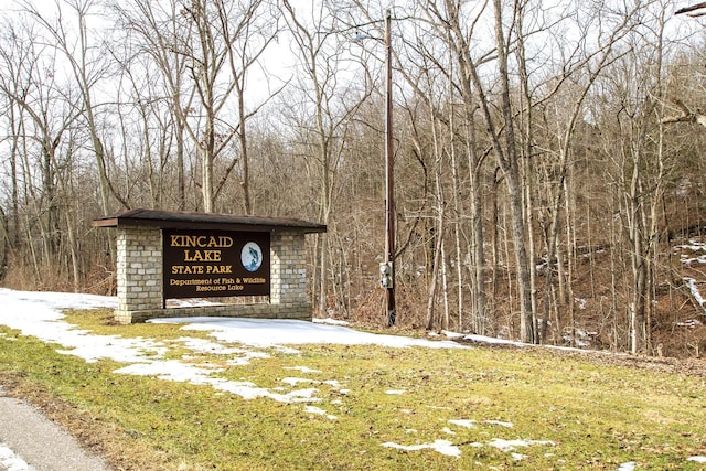 community sign featuring a yard