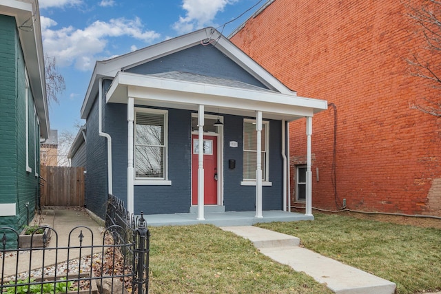 view of front of property featuring a front yard and a porch