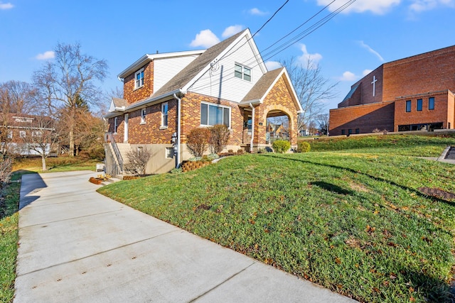 view of front of home featuring a front yard