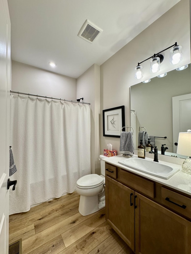 1516 Brumfield Ct, Union, KY 41091 - full bathroom featuring wood finished floors, toilet, vanity, and curtained shower