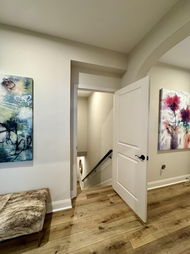 1516 Brumfield Ct, Union, KY 41091 - corridor with an upstairs landing, light wood finished floors, arched walkways, and baseboards