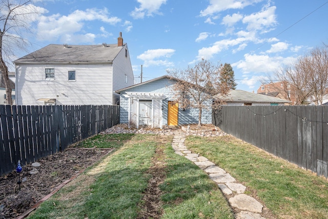 view of yard featuring an outdoor structure