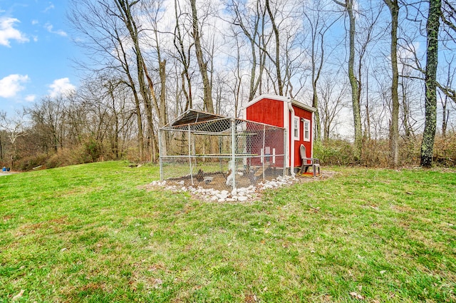 view of yard with an outdoor structure