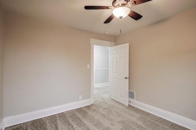 unfurnished room featuring ceiling fan and light colored carpet