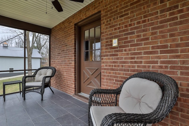 sunroom with ceiling fan