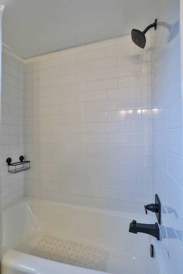 bathroom featuring tiled shower / bath