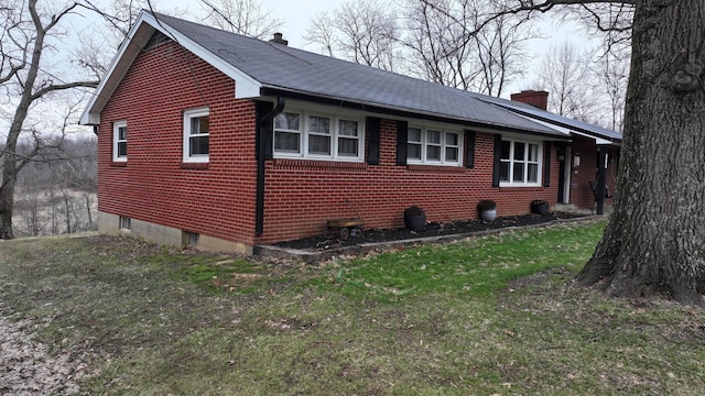 view of side of property featuring a lawn