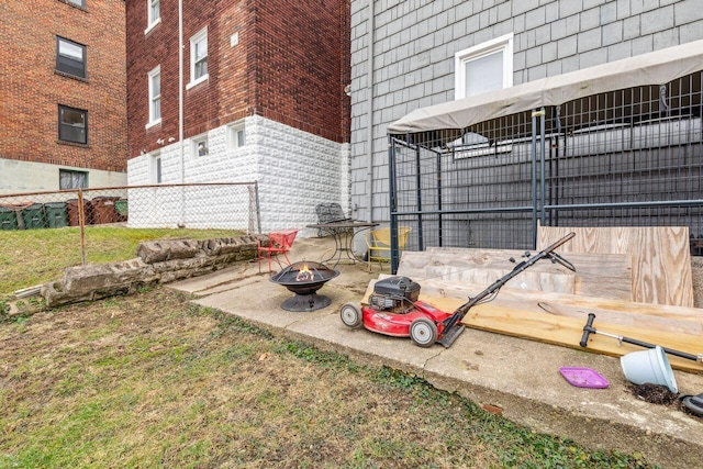 view of yard featuring a fire pit