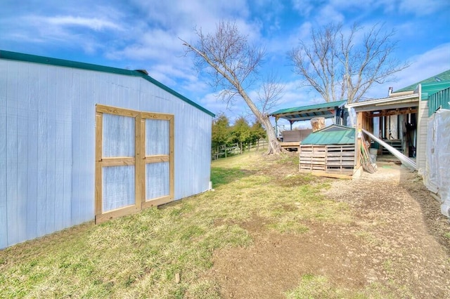 view of yard with an outdoor structure