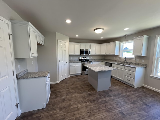 1703 Barons Cv, Hebron, KY 41048 - kitchen with appliances with stainless steel finishes, a sink, white cabinets, baseboards, and recessed lighting