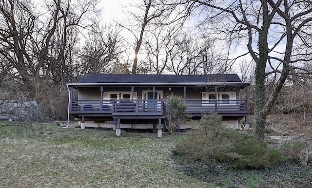 view of front of home featuring a wooden deck and a front yard