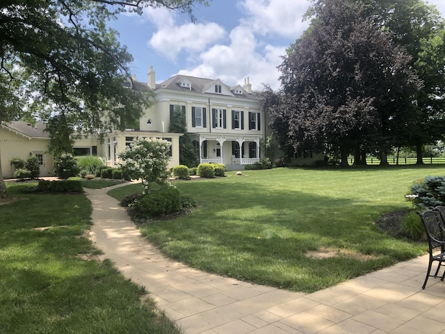 view of front facade featuring a front lawn