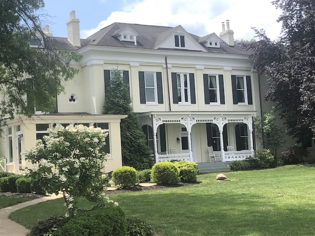 view of front facade with covered porch and a front lawn