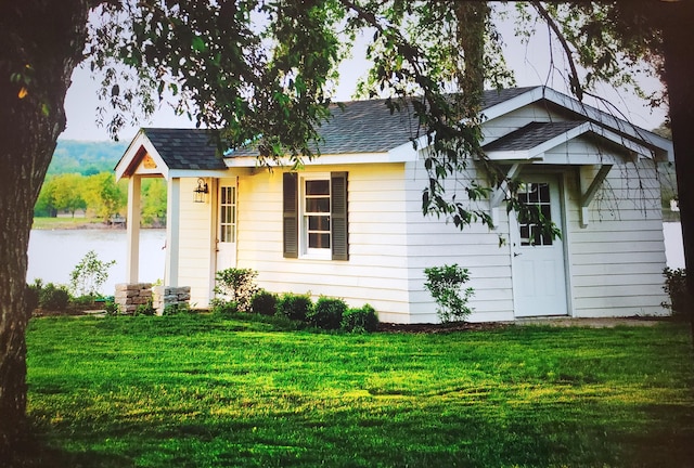 view of front of property with a front lawn