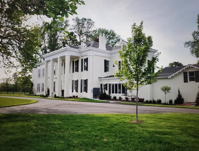 view of front of house featuring a front lawn