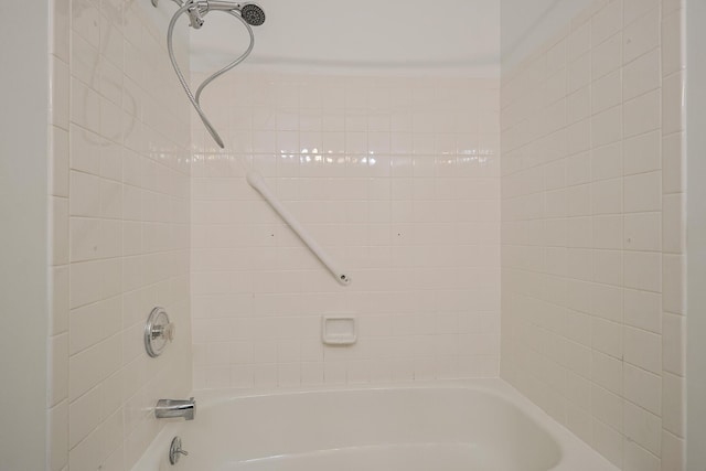 bathroom with tiled shower / bath