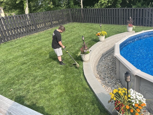 view of yard featuring a fenced in pool