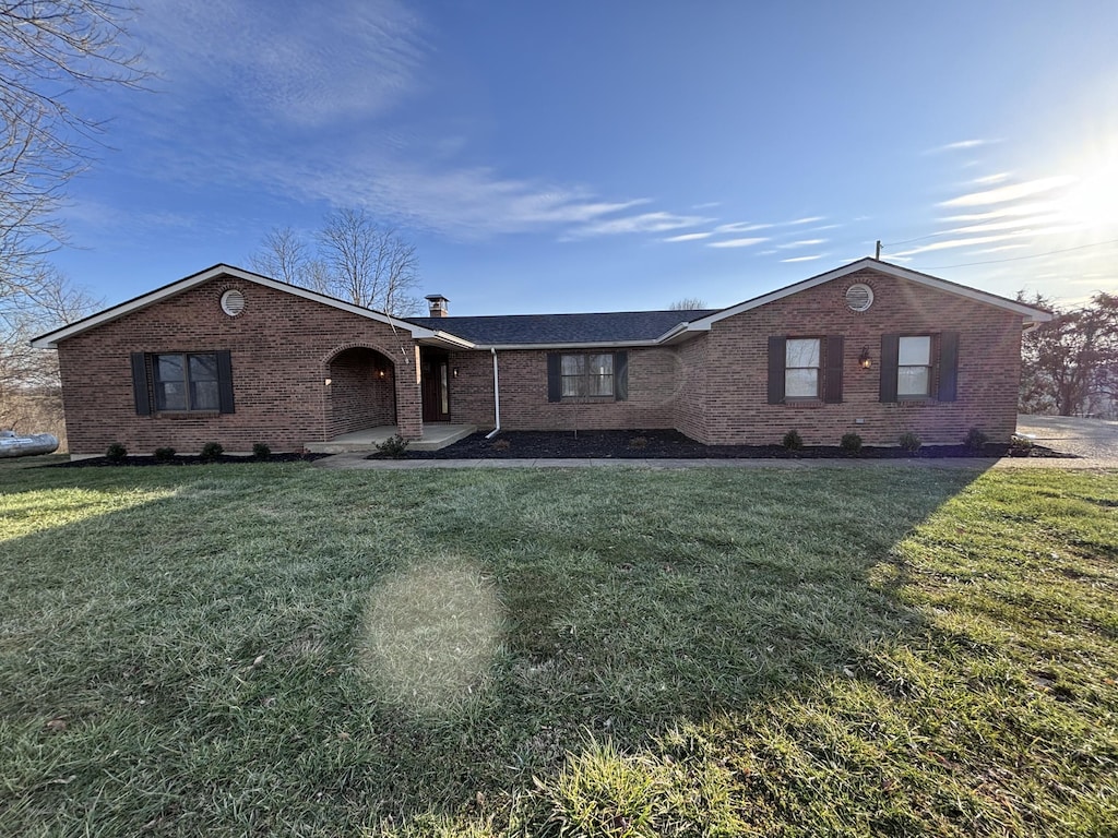 ranch-style house featuring a front yard