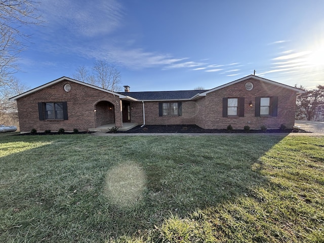 ranch-style house featuring a front yard