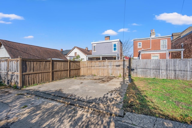 view of yard featuring a patio area