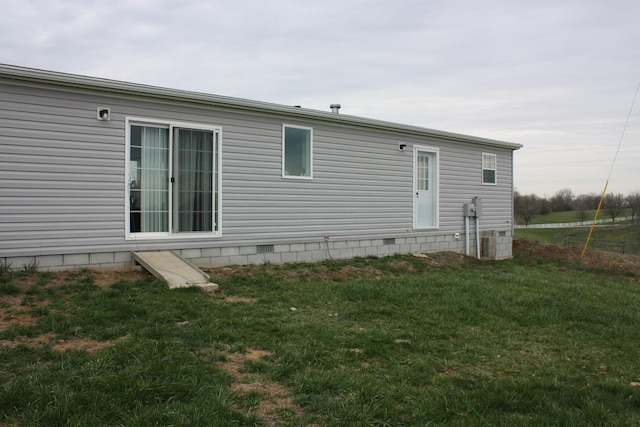 9520 E Bend Rd, Burlington, KY 41005 - rear view of property featuring a lawn and crawl space