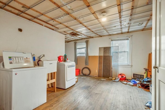 laundry room with light wood-type flooring, laundry area, and independent washer and dryer