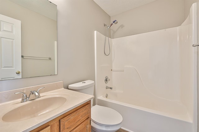 2041 Lafitte Ct, Union, KY 41091 - bathroom with vanity, toilet, and shower / tub combination