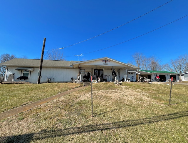 view of front of home featuring a carport, a front yard, and driveway