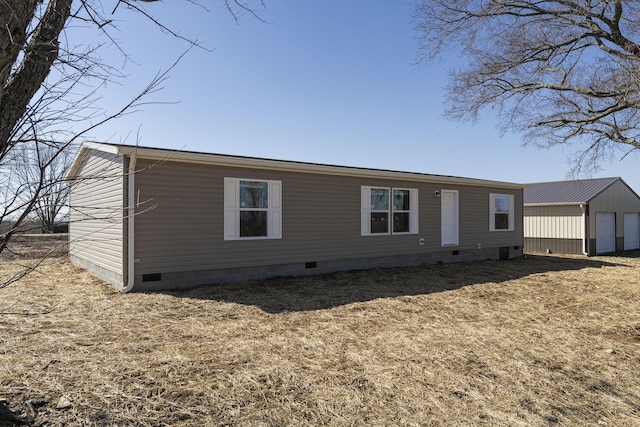 view of front of property featuring crawl space