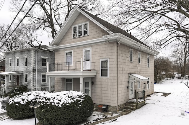 view of front of property featuring a balcony