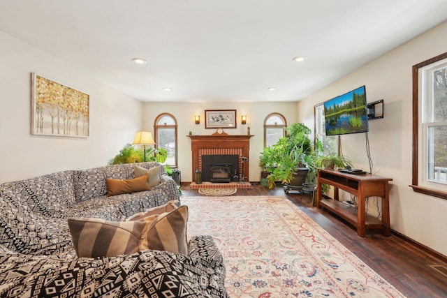 living area with dark wood-style floors, baseboards, and recessed lighting