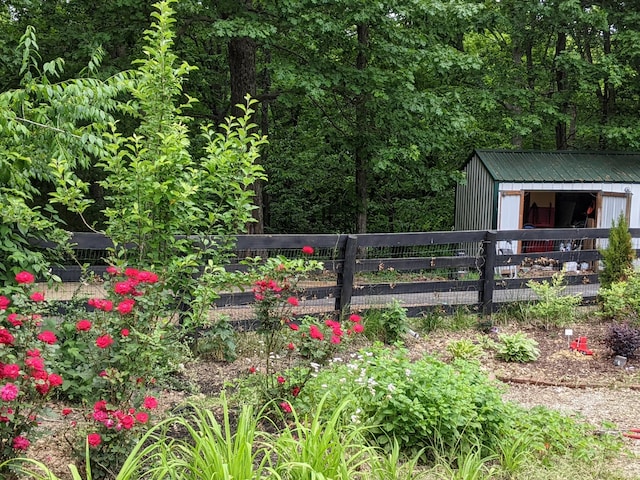 view of yard with an outbuilding and fence