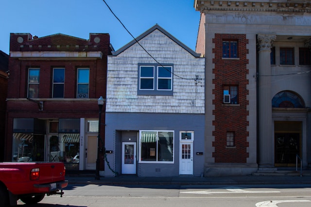 view of front facade featuring brick siding