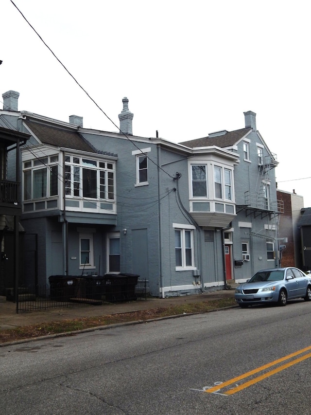 townhome / multi-family property featuring a chimney