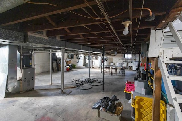 basement with heating unit and washer / clothes dryer