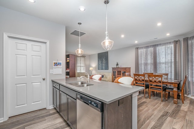 kitchen with visible vents, stainless steel dishwasher, light wood-style floors, a sink, and recessed lighting