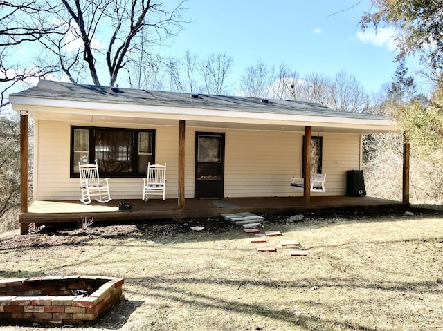 view of front facade with covered porch and an outdoor fire pit